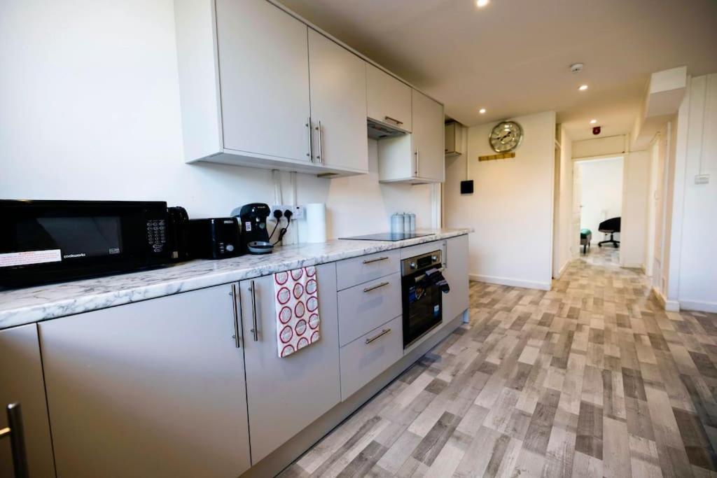 2 Bedrooms -Parking-Very Spacious-Wifi Лондон Экстерьер фото