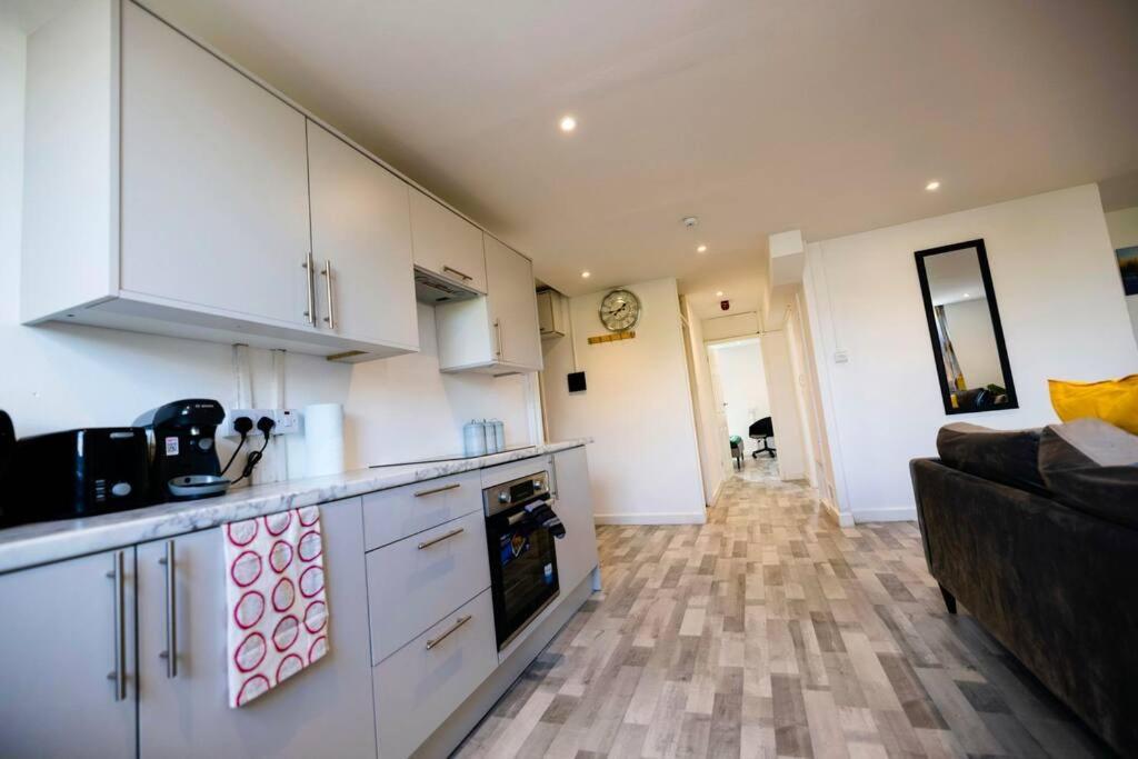 2 Bedrooms -Parking-Very Spacious-Wifi Лондон Экстерьер фото