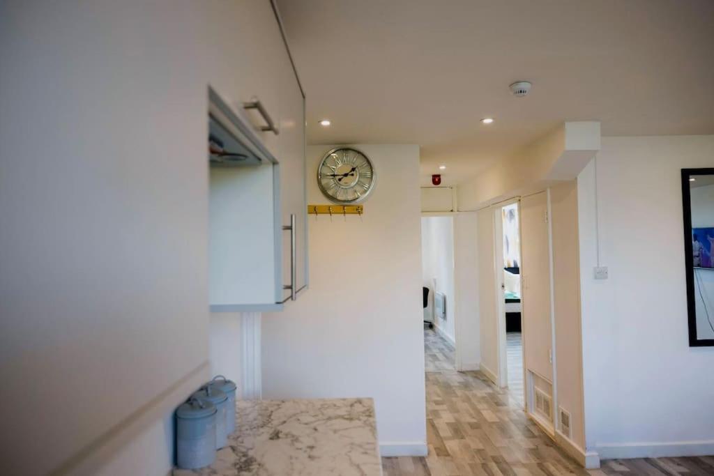 2 Bedrooms -Parking-Very Spacious-Wifi Лондон Экстерьер фото