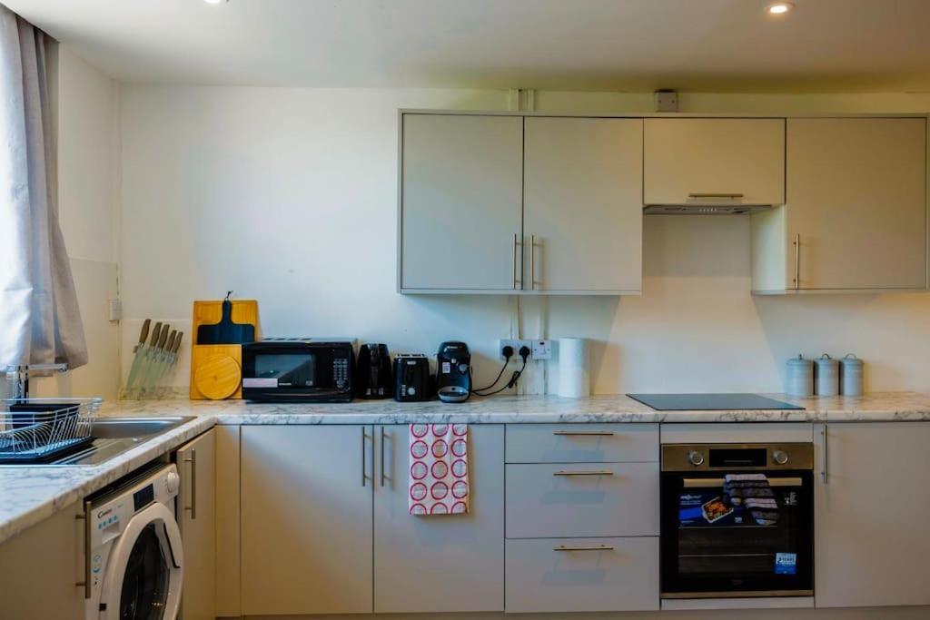 2 Bedrooms -Parking-Very Spacious-Wifi Лондон Экстерьер фото