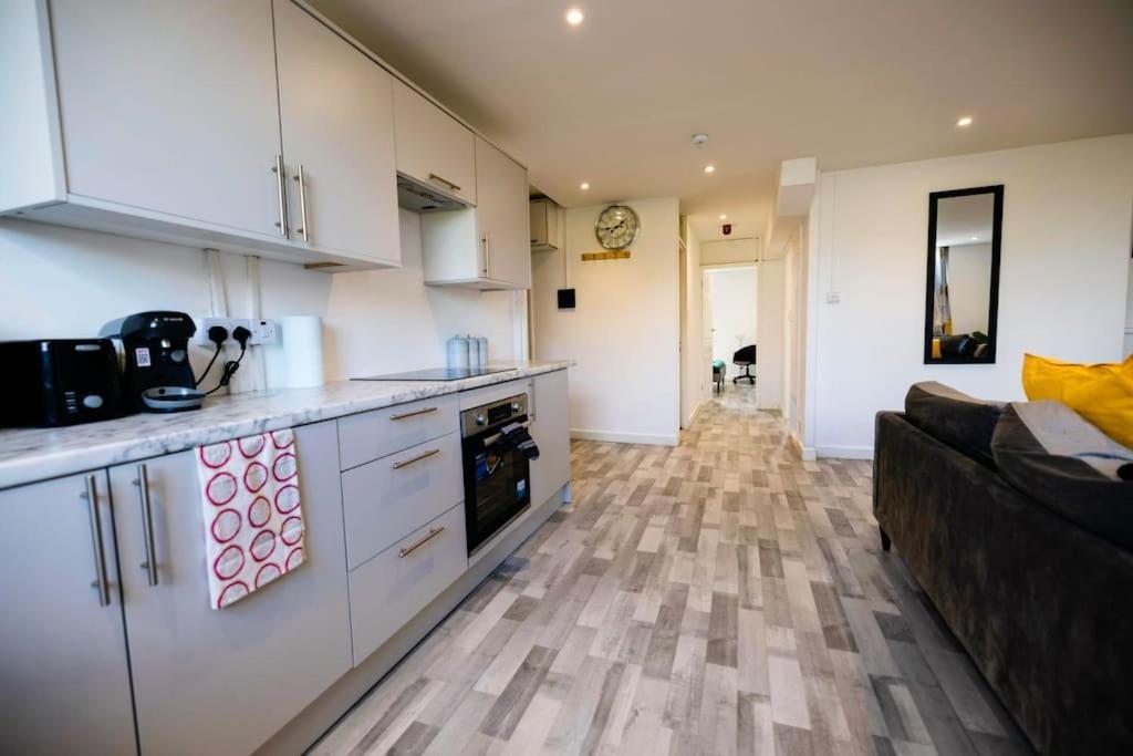 2 Bedrooms -Parking-Very Spacious-Wifi Лондон Экстерьер фото