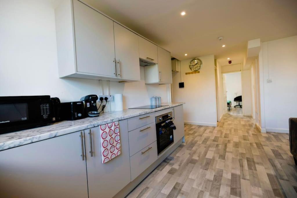 2 Bedrooms -Parking-Very Spacious-Wifi Лондон Экстерьер фото