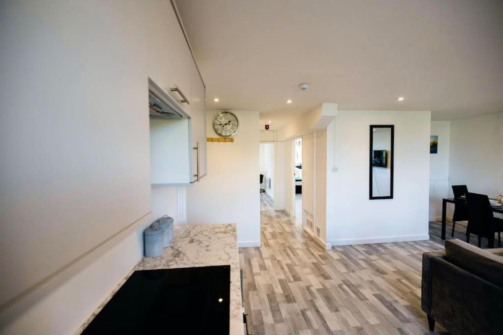 2 Bedrooms -Parking-Very Spacious-Wifi Лондон Экстерьер фото
