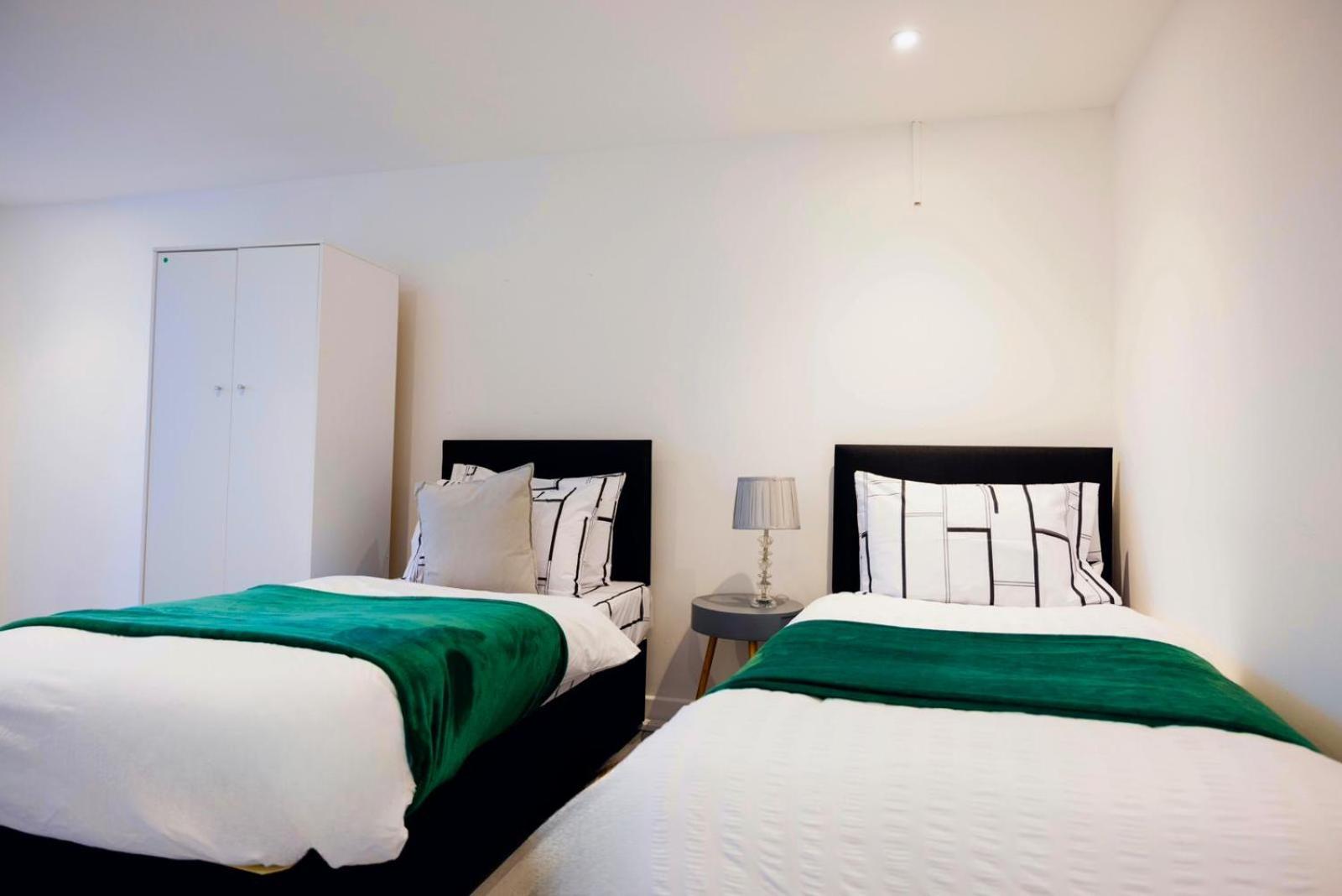 2 Bedrooms -Parking-Very Spacious-Wifi Лондон Экстерьер фото